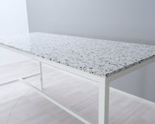 Lataa kuva Galleria-katseluun, Baaripöytä terrazzo-levyllä
