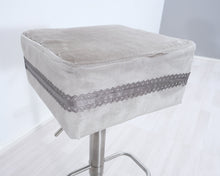 Lataa kuva Galleria-katseluun, Baarituoli metallijalalla
