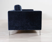 Lataa kuva Galleria-katseluun, 3-istuttava samettisohva tummansininen
