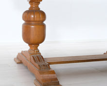 Lataa kuva Galleria-katseluun, Antiikkinen tammipöytä
