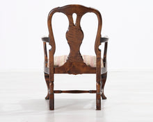 Lataa kuva Galleria-katseluun, Antiikkinen nojatuoli kukallisella istuimella
