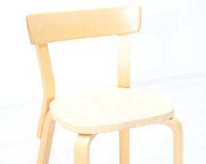 Artek 69 tuoli beigellä kangasistuimella