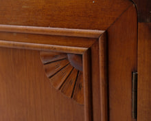 Lataa kuva Galleria-katseluun, Antiikkinen kaappi
