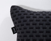 Lataa kuva Galleria-katseluun, Hem Dash Cushion Medium tyyny musta
