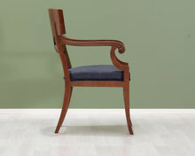 Lataa kuva Galleria-katseluun, Antiikkinen mahonkituoli
