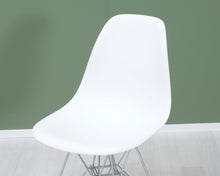 Lataa kuva Galleria-katseluun, Vitra Eames DSR tuoli valkoinen
