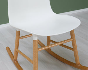 Normann Copenhagen Form keinutuoli valkoinen