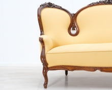 Lataa kuva Galleria-katseluun, Antiikkinen sohva keltaisella verhoilulla
