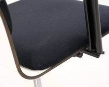 Lataa kuva Galleria-katseluun, Avarte Yrjö Kukkapuro toimistotuoli mustavalkoinen
