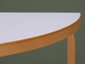 Artek 95 puolipyöreä pöytä koivu / valkoinen