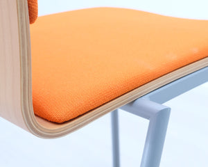 Neuvottelutuoli oranssilla kankaalla