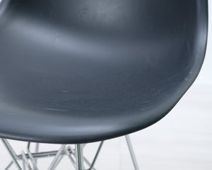 Vitra Eames DSR tuoli musta