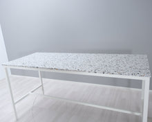 Lataa kuva Galleria-katseluun, Baaripöytä terrazzo-levyllä
