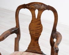 Lataa kuva Galleria-katseluun, Antiikkinen nojatuoli kukallisella istuimella
