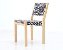 Lataa kuva Galleria-katseluun, Artek 611 tuoli seeprakankaalla
