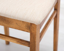 Lataa kuva Galleria-katseluun, Antiikkinen tuoli kangasistuimella
