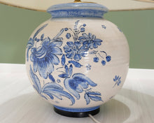 Lataa kuva Galleria-katseluun, Antiikkivalaisin sinisellä kuviolla
