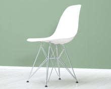 Lataa kuva Galleria-katseluun, Vitra Eames DSR tuoli valkoinen
