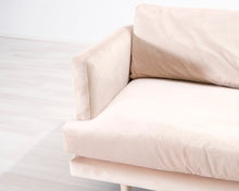 Lataa kuva Galleria-katseluun, 3-istuttava samettisohva vaaleanpunainen
