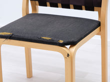 Lataa kuva Galleria-katseluun, Artek tuoli kankaisella istuinosalla
