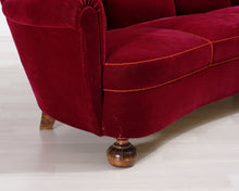 Lataa kuva Galleria-katseluun, Antiikkinen 3-istuttava samettisohva punainen
