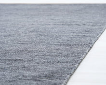 Lataa kuva Galleria-katseluun, Design House Stockholm villamatto 301 x 204 cm tummanharmaa
