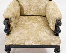 Lataa kuva Galleria-katseluun, Antiikkinen nojatuoli kukallisella istuimella
