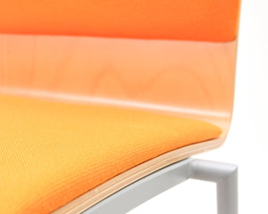Neuvottelutuoli oranssilla kankaalla