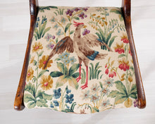 Lataa kuva Galleria-katseluun, Antiikkinen tuoli kangasistuimella
