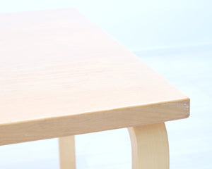 Artek sivupöytä 75 x 75 cm koivu