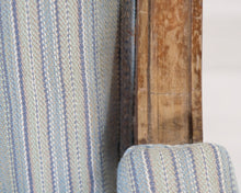 Lataa kuva Galleria-katseluun, Antiikkinen nojatuoli raidallisella istuimella 1800-luku
