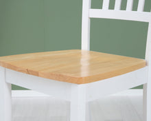 Lataa kuva Galleria-katseluun, Valkoinen ruokatuoli puisella istuimella
