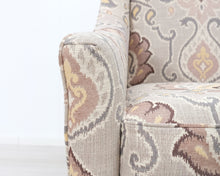 Lataa kuva Galleria-katseluun, Ashley Wilcox nojatuoli kuviollisella verhoilulla
