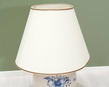 Lataa kuva Galleria-katseluun, Antiikkivalaisin sinisellä kuviolla
