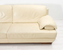 Lataa kuva Galleria-katseluun, Natuzzi 3-istuttava nahkasohva kermanvalkoinen
