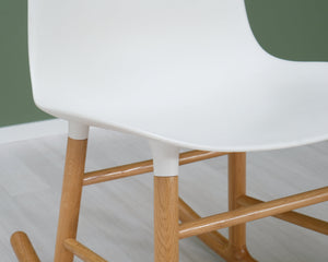 Normann Copenhagen Form keinutuoli valkoinen
