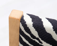 Lataa kuva Galleria-katseluun, Artek 611 tuoli seeprakankaalla
