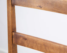 Lataa kuva Galleria-katseluun, Antiikkinen tuoli kangasistuimella
