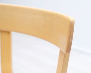 Artek 69 tuoli beigellä kangasistuimella