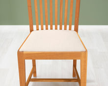Lataa kuva Galleria-katseluun, Puinen tuoli vaalealla istuinosalla
