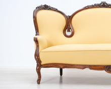 Lataa kuva Galleria-katseluun, Antiikkinen sohva keltaisella verhoilulla
