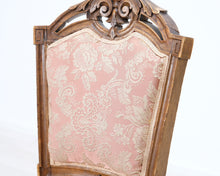 Lataa kuva Galleria-katseluun, Antiikkinen tuoli vaaleanpunaisella verhoilulla
