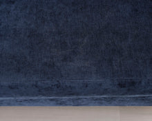 Lataa kuva Galleria-katseluun, 3-istuttava samettisohva tummansininen
