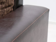 Lataa kuva Galleria-katseluun, 3-istuttava nahkakangassohva rahilla
