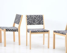 Lataa kuva Galleria-katseluun, Artek 611 tuoli seeprakankaalla
