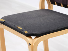 Lataa kuva Galleria-katseluun, Artek tuoli kankaisella istuinosalla
