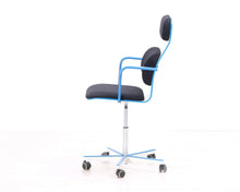 Lataa kuva Galleria-katseluun, Avarte Yrjö Kukkapuro toimistotuoli sinisillä käsinojilla
