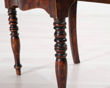 Lataa kuva Galleria-katseluun, Antiikkinen tuoli kangasistuimella
