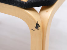 Lataa kuva Galleria-katseluun, Artek tuoli kankaisella istuinosalla
