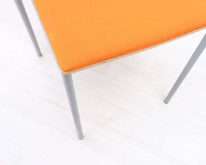 Neuvottelutuoli oranssilla kankaalla